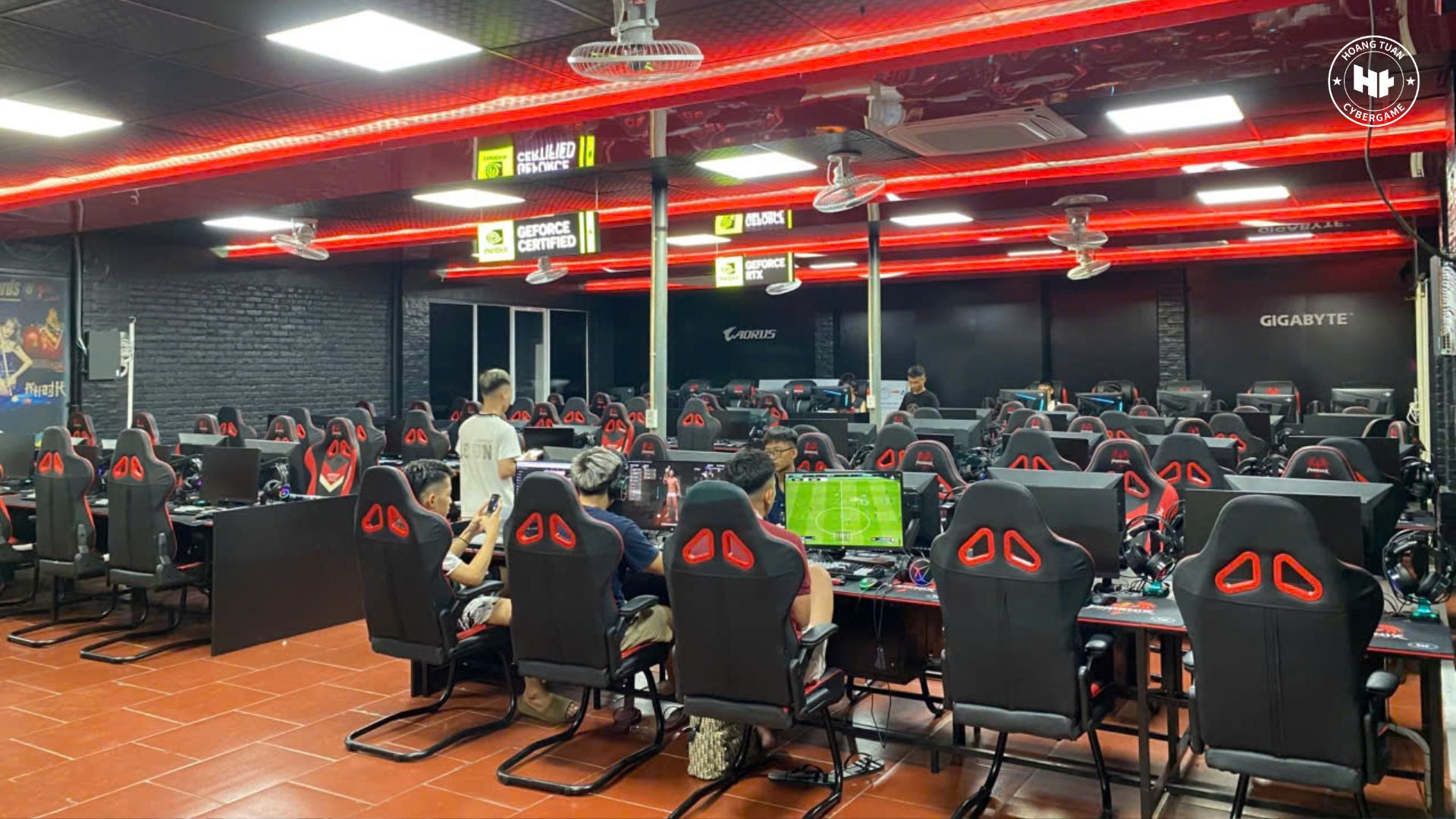 Không gian phòng game 70PC rộng rãi, thoáng đãng